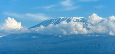 Kenya 'daki Amboseli Ulusal Parkı' ndan muhteşem Kilimanjaro Dağı manzarası.