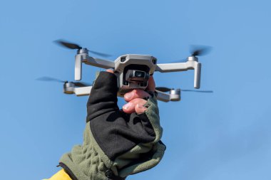 Mavi gökyüzü arka planında güneşli bir günde uçuş sırasında drone Quadcopter