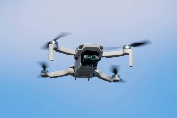 Mavi Gökyüzü Arka Planında Güneşli Bir Günde Uçuş Sırasında Drone — Stok fotoğraf