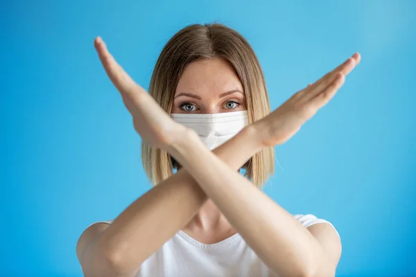 Aantrekkelijke Vrouwelijke Verpleegster Met Stopbord Met Zijn Hand Gebaar Geïsoleerd — Stockfoto