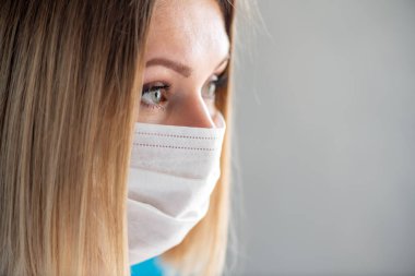 Cerrahi hemşire ya da yüz maskeli bir doktor. Sağlık hizmeti, ameliyat. Beyaz kadın modelin yakın portresi.