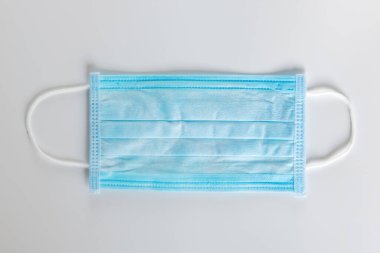 Tıbbi koruyucu maske beyaz arka planda izole edilmiş. Tek kullanımlık yüz maskesi ağız ve burnu kapatır. Coronavirus karantinası, hijyen konsepti