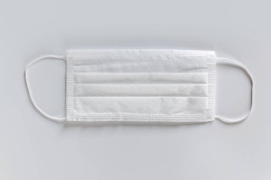 Tıbbi koruyucu maske beyaz arka planda izole edilmiş. Tek kullanımlık yüz maskesi ağız ve burnu kapatır. Coronavirus karantinası, hijyen konsepti