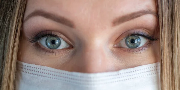 Ojo Cerca Doctora Cirujana Adulta Usando Máscara Protectora Asistencia Sanitaria —  Fotos de Stock