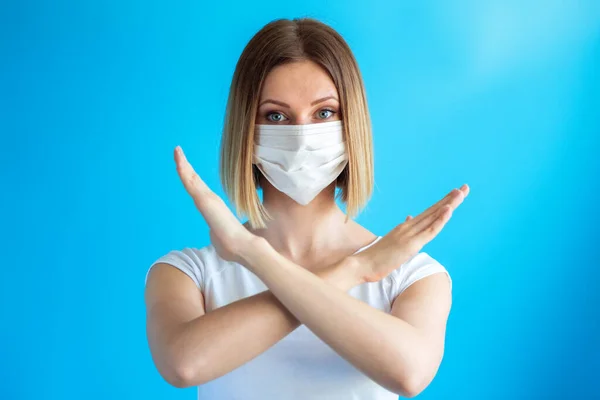 Aantrekkelijke Vrouwelijke Verpleegster Met Stopbord Met Zijn Hand Gebaar Geïsoleerd — Stockfoto