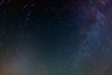 Parlak yıldızlarla dolu güzel bir gece göğü, doğal astro arka planı