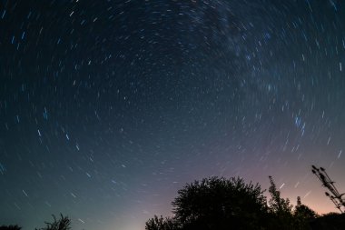 Parlak yıldızlarla dolu güzel bir gece göğü, doğal astro arka planı