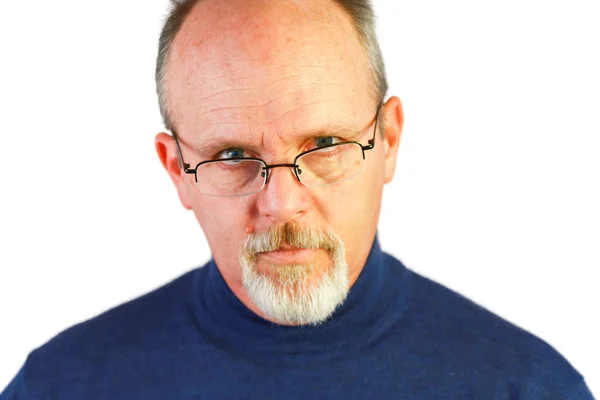 Schöner glatzköpfiger Mann mit Spitzbart, der über eine Brille schaut — Stockfoto