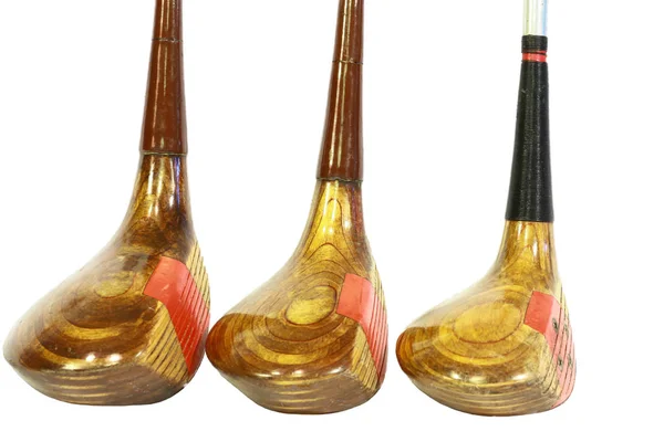 Trois clubs de golf en bois antique brillant debout . — Photo