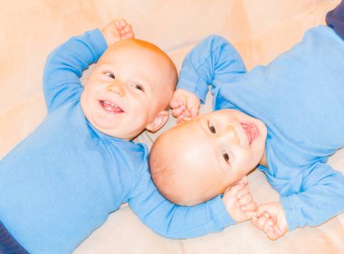 İkiz Toddlers seyir yukarı yukarı