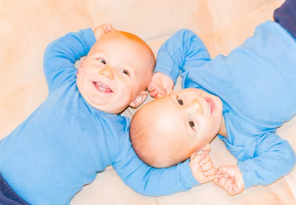 Twin småbarn tittar upp — Stockfoto