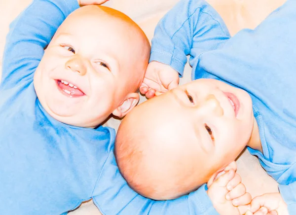 Twin Toddlers Olhando para cima — Fotografia de Stock