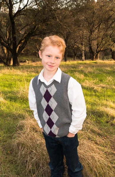 Młody chłopak stojący w zielone pola — Zdjęcie stockowe
