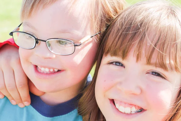 Pojke med Downs-syndrom med syster — Stockfoto