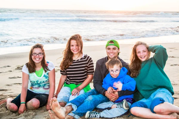 Niños y niñas sentados en Sandy Beach —  Fotos de Stock