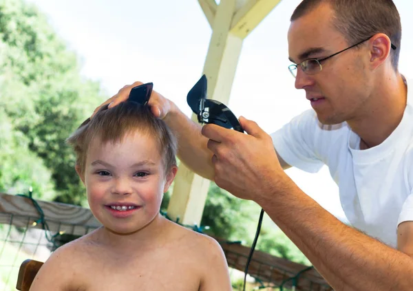 Big Brother dando a Little Brother um corte de cabelo — Fotografia de Stock