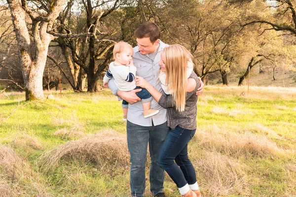 Gelukkig jonge familie samen Outdoors — Stockfoto