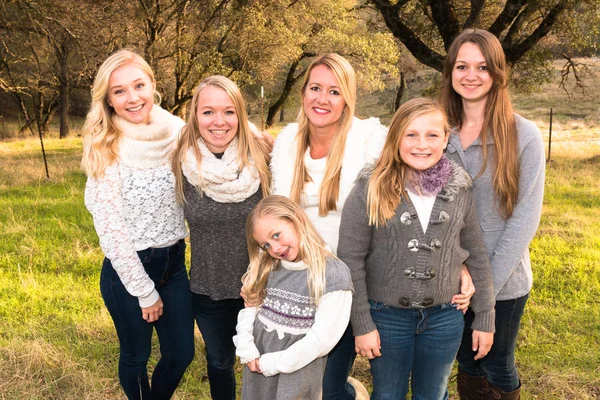 Rodina dívky spolu smát — Stock fotografie