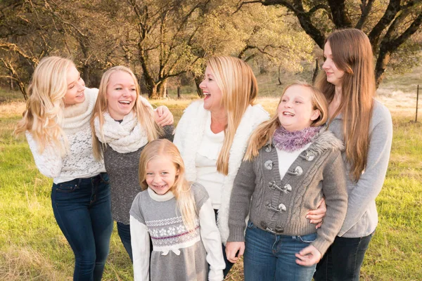 Familia de niñas riendo juntas —  Fotos de Stock