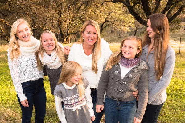 Familia de niñas riendo juntas —  Fotos de Stock