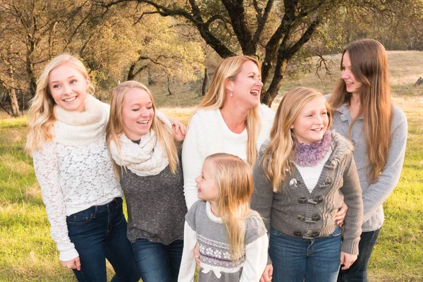 Familia de niñas riendo juntas —  Fotos de Stock