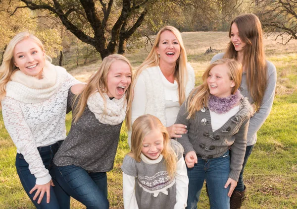 Familia de niñas riendo juntas —  Fotos de Stock