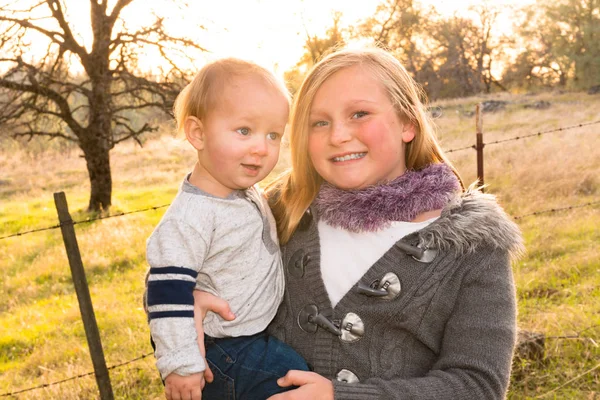 Große Schwester mit kleinem Bruder — Stockfoto