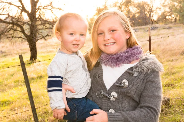 Große Schwester mit kleinem Bruder — Stockfoto