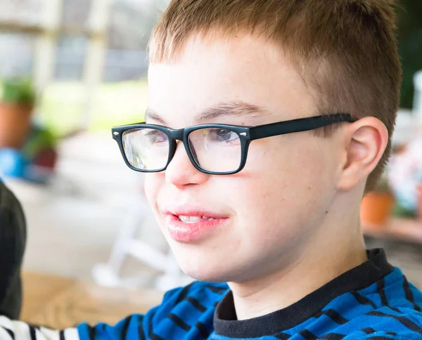 Ung pojke med Downs syndrom — Stockfoto