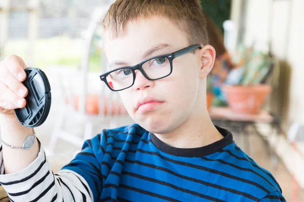 Mladý chlapec s Downovým syndromem — Stock fotografie