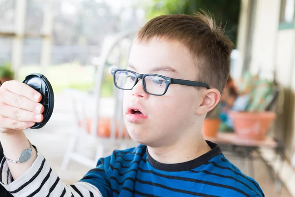 Niño joven con síndrome de Downs — Foto de Stock