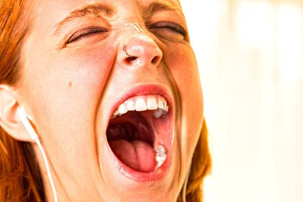 Ruiva menina com boca larga aberta — Fotografia de Stock