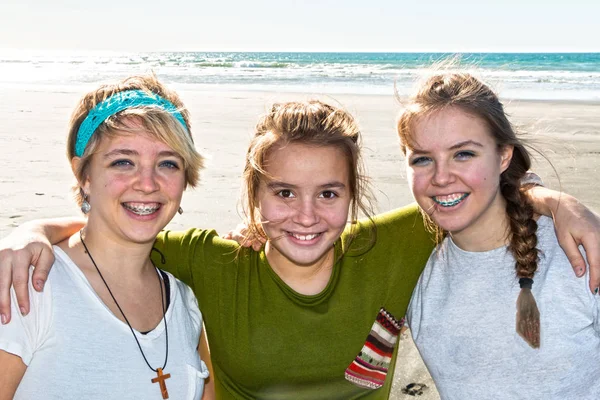 Tre ragazze in spiaggia — Foto Stock