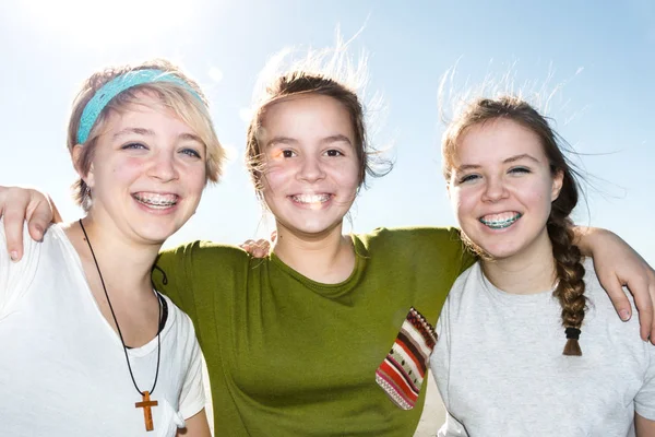 ビーチで 3 人の女の子 — ストック写真