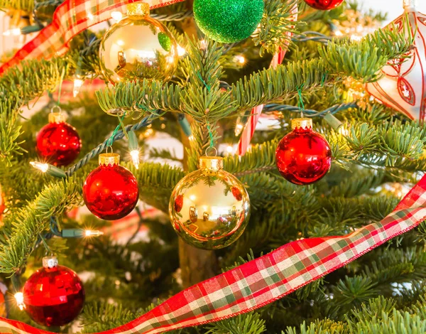 Christmas Ornament hängde på ett träd — Stockfoto