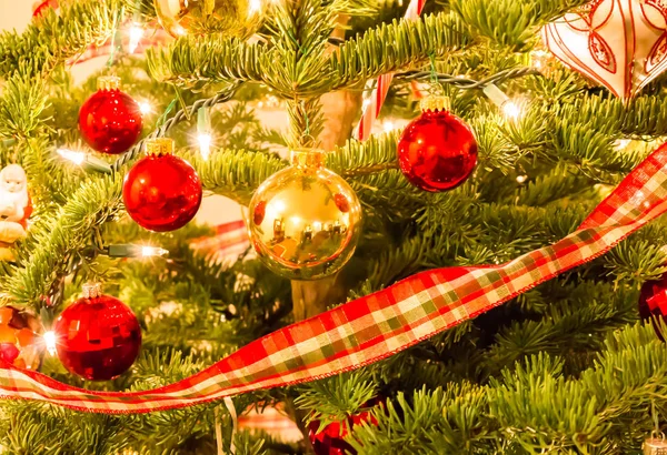 Christmas Ornament hängde på ett träd — Stockfoto