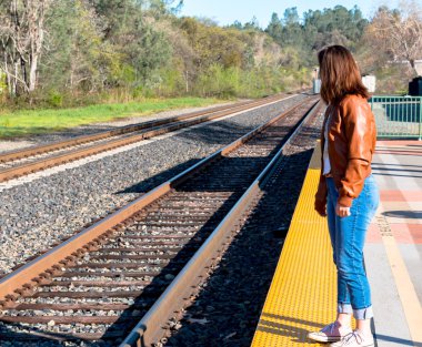 Kız tren rayları ayakta