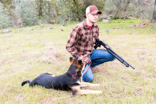 Hombre cazando con perro —  Fotos de Stock