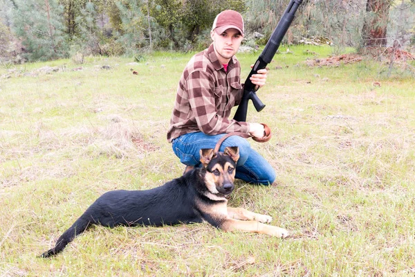 Homem caça com cão — Fotografia de Stock