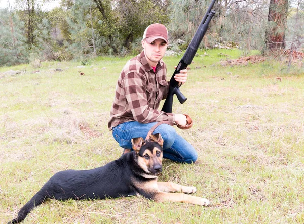 Homem caça com cão — Fotografia de Stock