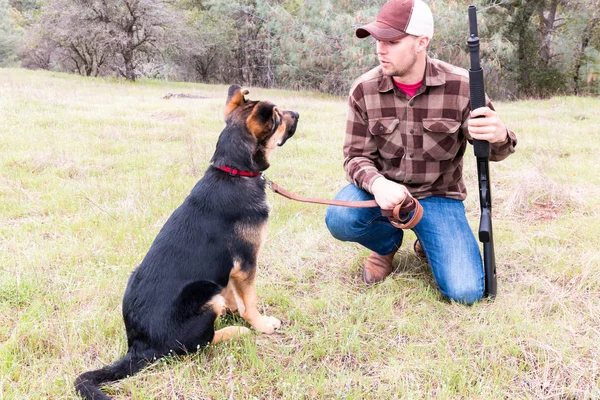 Homem caça com cão — Fotografia de Stock