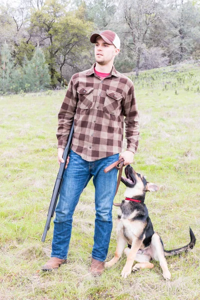 Hombre cazando con perro —  Fotos de Stock