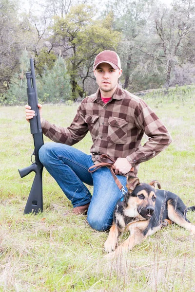 Homem caça com cão — Fotografia de Stock