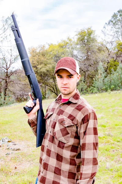 Young Man With Shotgun — Stock Photo, Image