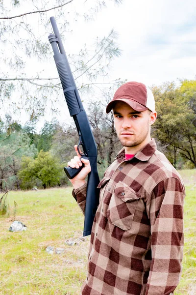 散弾銃と若い男 — ストック写真
