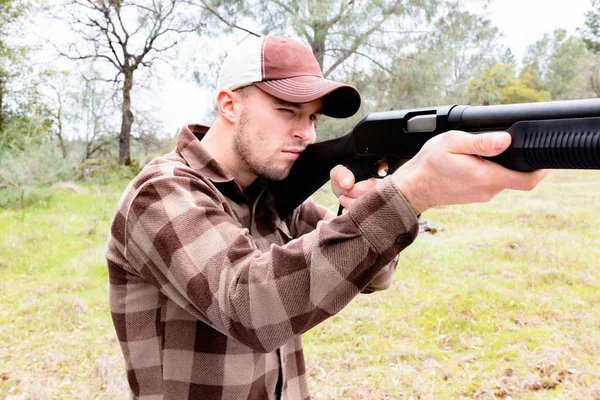 Young Man With Shotgun — Stock Photo, Image