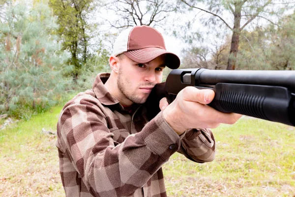 散弾銃と若い男 — ストック写真