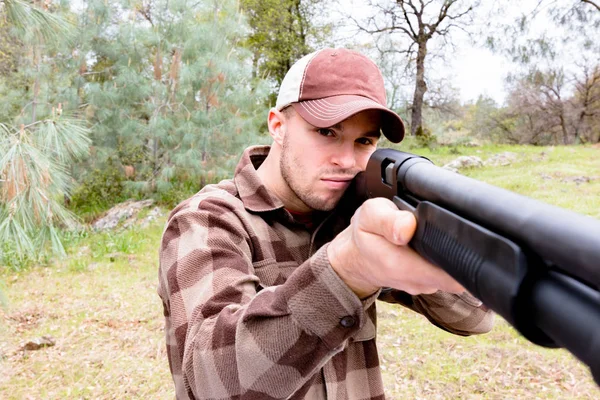 散弾銃と若い男 — ストック写真