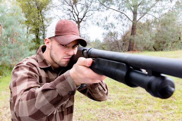 散弾銃と若い男 — ストック写真