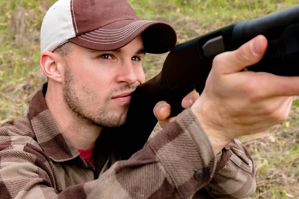 散弾銃と若い男 — ストック写真